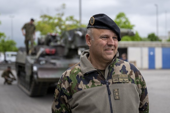 Divisionaer Benedikt Roos spricht an einem Medientermin, am Dienstag, 6. Mai 2025, auf dem Waffenplatz in Thun. Rund 1000 Armeeangehoerige inklusive 50 Panzerfahrzeuge nahmen ab dem 18.4.2025 an der T ...
