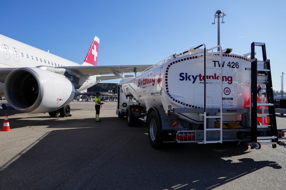 Ein Mann der Firma Skytanking fuellt den Tank eines Swiss International Air Lines Flugzeugs mit dem Treibstoff Kerosin auf, aufgenommen am Donnerstag, 23. April 2026 auf dem Rollfeld am Flughafen Zuer ...
