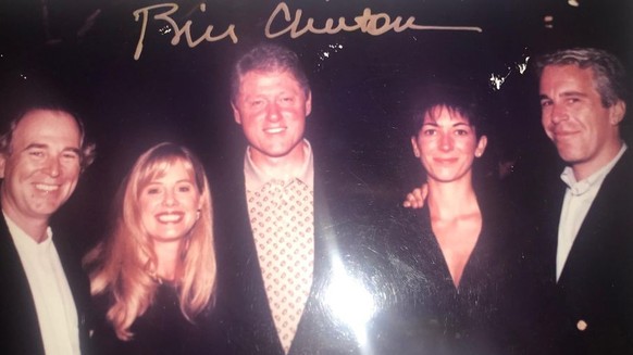 Bill Clinton, Ghislaine Maxwell et Jeffrey Epstein posant ensemble sur une photo des années 1990.
