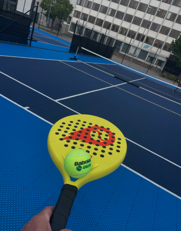 Une raquette, une balle et un terrain de POP tennis.