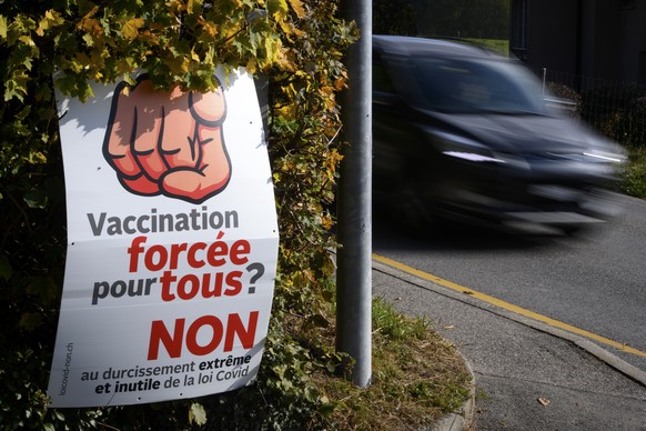 Une affiche &quot;vaccination forcee pour tous ? Non au durcissement extreme et inutile de la loi Covid&quot; incitant a voter non a la modification de la loi COVID-19 est photographiee ce mercredi 27 ...