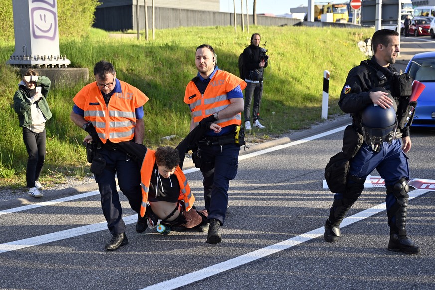 Klimaaktivisten der Gruppierung &quot;Renovate Switzerland&quot; blockieren die Autobahnausfahrt A6 beim Wankdorf und werden von der Polizei kontrolliert und abgefuehrt, am Dienstag, 19. April 2022, i ...