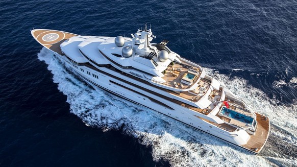 Le monstrueux superyacht de 106 mètres de long peut accueillir 16 convives dans 8 cabines, et 36 membres d'équipage.