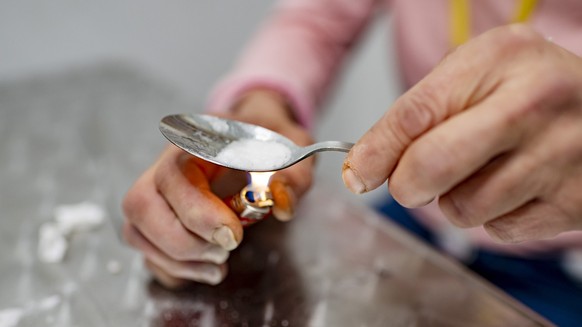 Une personne toxicodependante prepare son melange avant de prendre de la drogue (ici une boulette de cocaine qui sera prise par inhalation) dans l'espace de consommation securise (ECS) de la Ripo ...