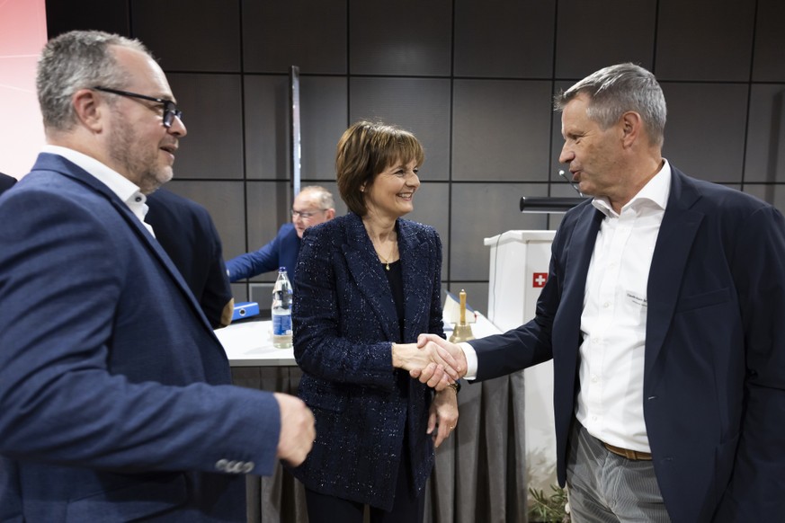 Ruth Metzler-Arnold, Mitte, Kandidatin fuer das Praesidium von Swiss Olympic, Mitte, begruesst Swiss Olympic Exekutivrat Claude-Alain Schmidhalter, rechts, und Tom Seger, Geschaeftsfuehrer Swiss Curli ...