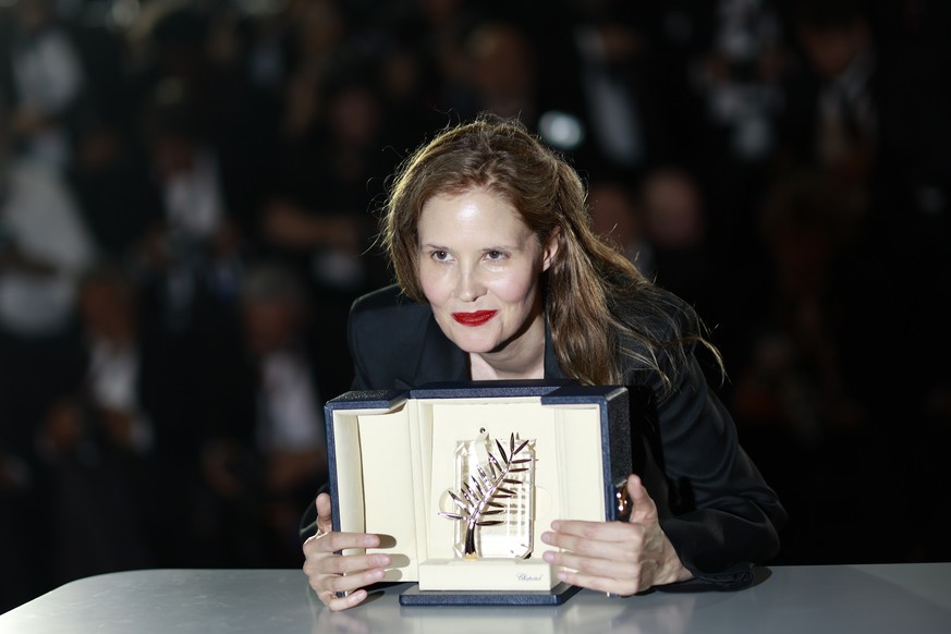 epaselect epa10658789 French director Justine Triet winner of the Palme d&#039;Or for the film &#039;Anatomie d&#039;une Chute&#039; (Anatomy of a Fall), poses during the Award Winners&#039; photocall ...