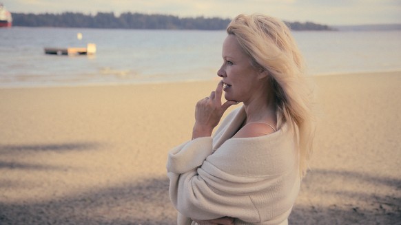 Pamela sur la plage, c'est comme une pub pour la crème Mixa.