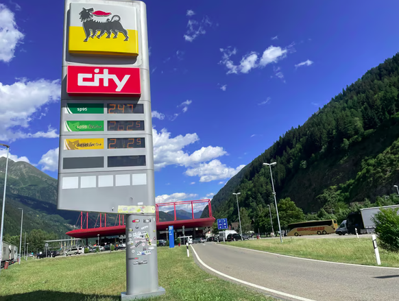 Nichts für Sparfüchse: Die Tankstelle an der Autobahn A2 in Richtung Süden kurz nach dem Gotthardtunnel.