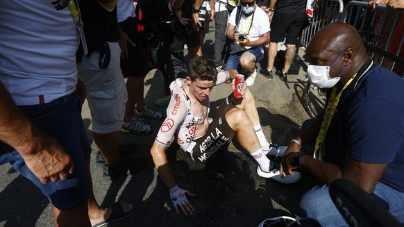 Bob Jungels d&#039;AG2R est apparu hagard mardi à l&#039;arrivée. En le voyant s&#039;appuyer péniblement sur sa main droite, on devine son intention de se lever brièvement pour se déplacer vers la pa ...