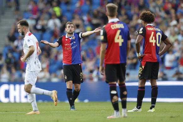 Basels Fabian Frei, Mitte, schimpft mit seinen Teamkollegen Arnau Comas und Renato Veiga nach dem Tor zum 0-2 durch Lausannes Elies Mahmoud (nicht im Bild) im Super League Spiel zwischen dem FC Basel  ...