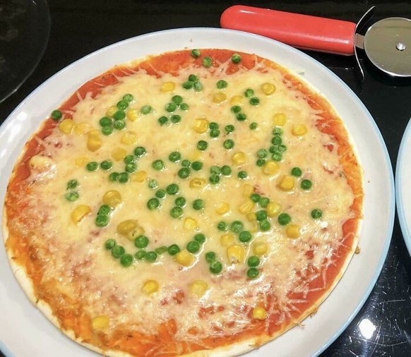 Pizza Verbrechen: Erbsen und Mais in Sauce