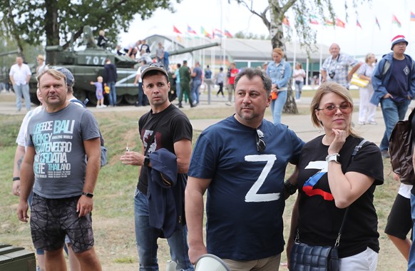 epa10132444 People attend the Tank Biathlon 2022 as part of the International Army Games ARMI-2022 at the Alabino training and tactical complex outside Moscow, Russia, 21 August 2022. The event runs u ...
