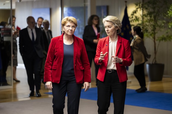 Bundespraesidentin Viola Amherd links, und Ursula von der Leyen, EU-Kommissionspraesidentin, diskutieren nach einem gemeinsamen Auftritt vor den Medien, am Montag, 18. Maerz 2024 am am Sitz der EU-Kom ...