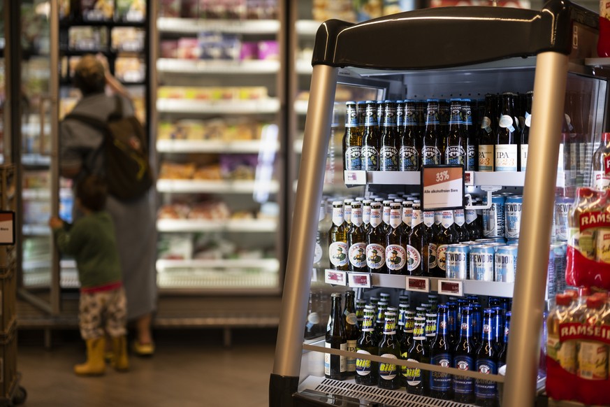 ARCHIVBILD ZUR MELDUNG, DASS DIE MIGROS ALKOHOLFREI BLEIBT --- Zahlreiche alkoholfreie Biersorten stehen zu reduziertem Preis zum Verkauf bereit, am Dienstag, 24. Mai 2022 in einem Kuehlabteil in der  ...