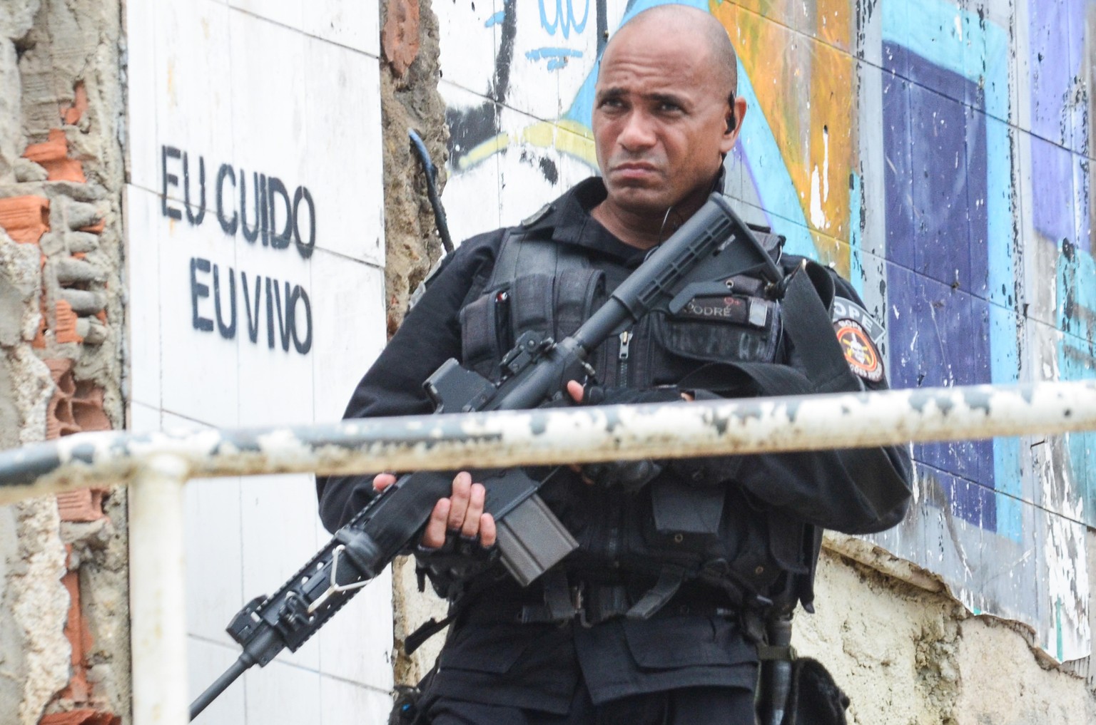 Un policier militaire de Rio de Janeiro patrouille dans une Favela, en mars dernier.