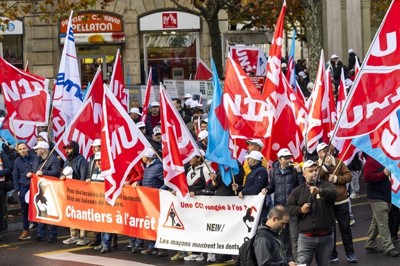 Plus d&#039;un millier d&#039;ouvriers du batiment defilent dans les rues de la ville pour denoncer leurs conditions de travail et reclamer une nouvelle convention nationale, lors de la premiere journ ...