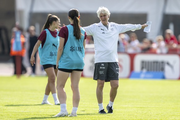 Die Schweizer Fussballerinnen mit der Trainerin Pia Sundhage, rechts, anlaesslich eines oeffentlichen Trainings der Schweizer Frauen Fussball Nationalmannschaft vor dem Start der 2. EM-Vorbereitungswo ...