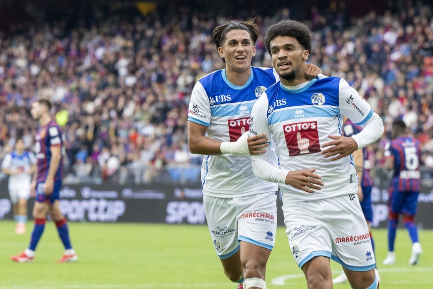 KEYPIX - Die Luzerner mit Tyron Owusu, rechts, und Kevin Spadanuda, links, feiern das Tor zum 0:1 beim Super League Meisterschaftsspiel zwischen dem FC Basel und dem FC Luzern vom Sonntag, 28. Septemb ...