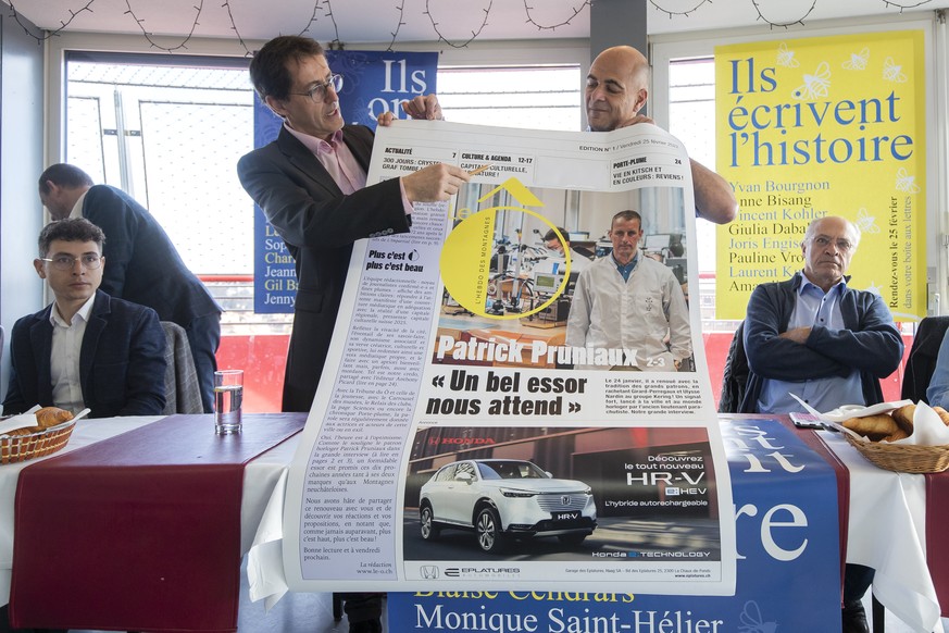 Giovanni Sammali, redacteur en chef, centre gauche, et Anthony Picard, editeur, centre droite, presentent la premiere une du journal lors de la conference de presse du lancement du journal hebdomadair ...