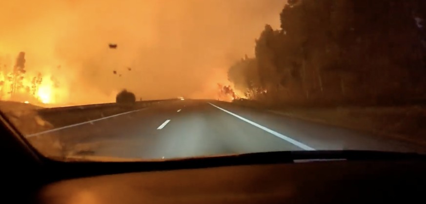 «Je ne vois rien», ce journaliste portugais est cerné par les flammes