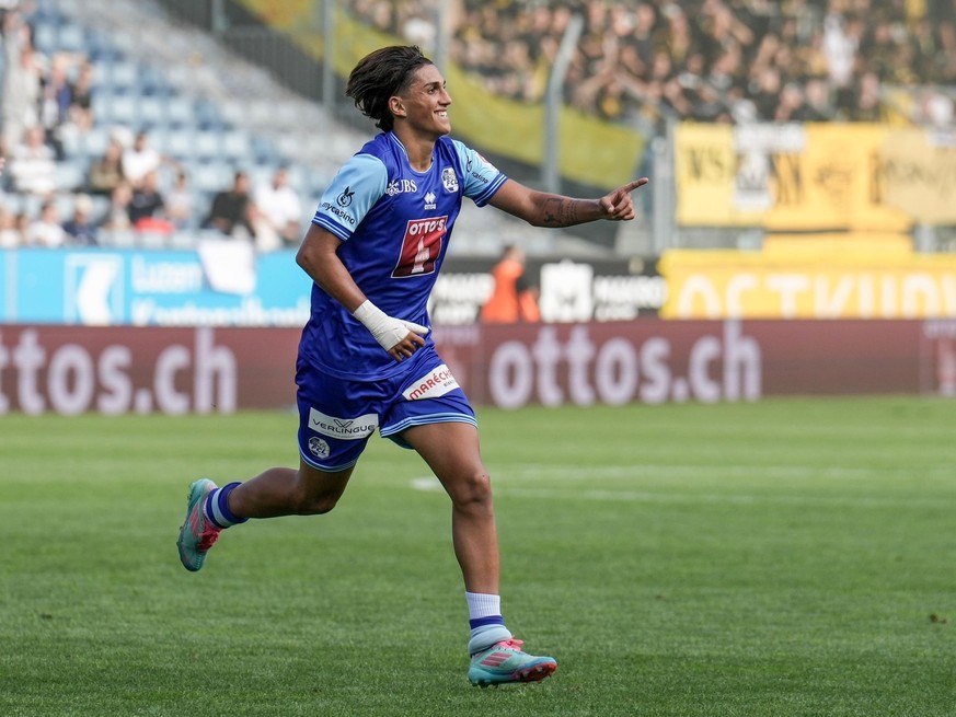 Lucas Ferreira porte ses chaussettes très bas, avec de minuscules protège-tibias.