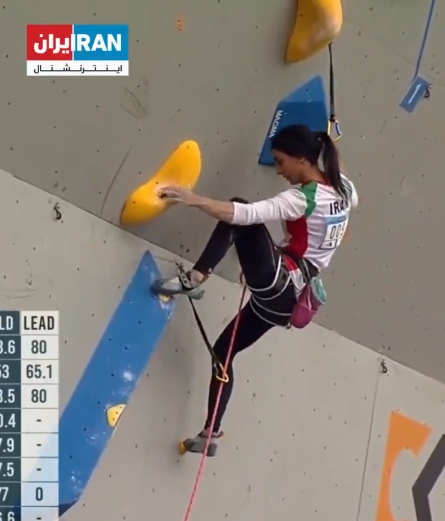 Elnaz Rekabi dément avoir retiré son voile volontairement.