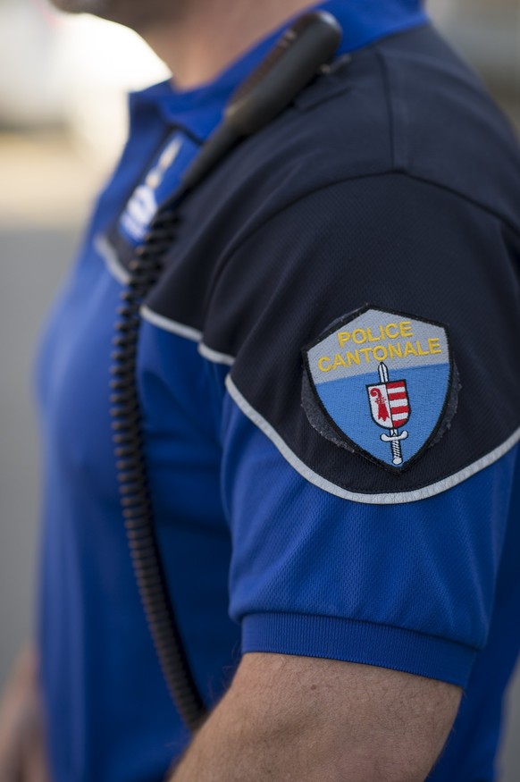 Un policier de la Police cantonale jurassienne photographie ce jeudi 30 avril 2015 a Porrentruy. (KEYSTONE/Stefan Meyer) 

Ein Polizist der Kantonspolizei Jura fotografiert am 30. April 2015 in Porren ...