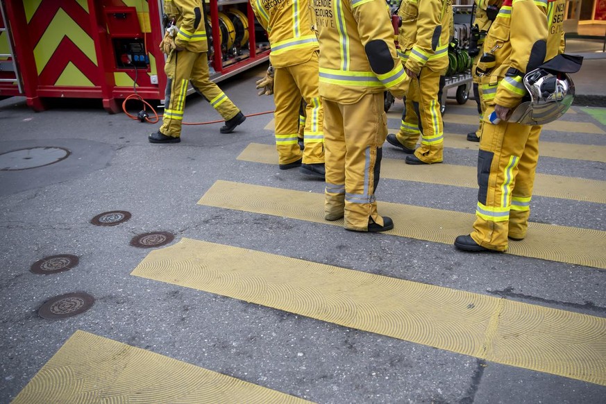 Des pompiers du SIS (Service d&#039;Incendie et de Secours) interviennent sur une fuite de mazout, ce mercredi 3 mars 2021 a Geneve. Un grand magasin du centre-ville de Geneve a ete evacue. En cause d ...