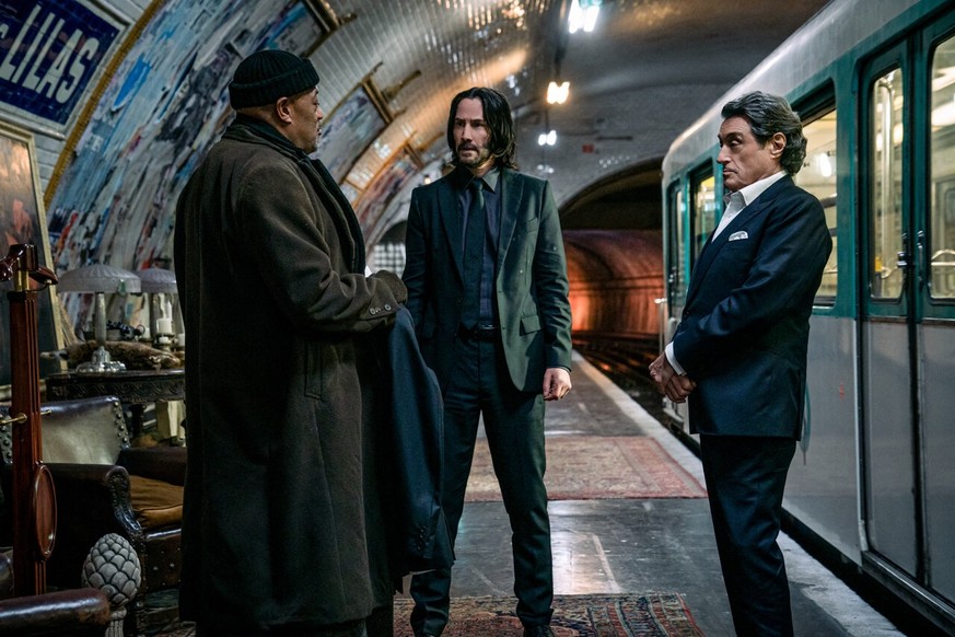 Laurence Fishburne, Keanu Reeves et Ian McShane en train de discuter sur comment tuer la moitié de Paris.