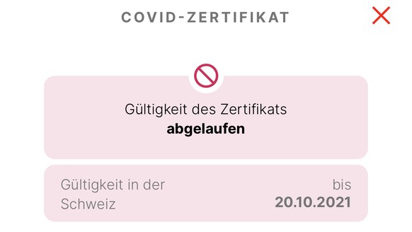 Der gruene Haken zeigt an, dass das Covid Zertifikat auf dem Covid-Impfpass, der auf dem Mobiltelefon angezeigt wird, gueltig ist, am Samstag, 25. September 2021 in Bern. (KEYSTONE/Alessandro della Va ...
