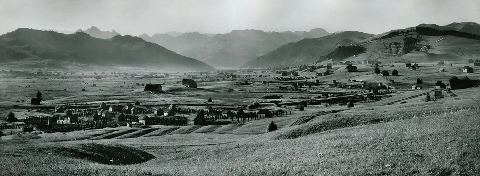 Vue sur la plaine de la Sihl au début des années 1930, avant son engloutissement.
https://archiv.kloster-einsiedeln.ch/objects/4313