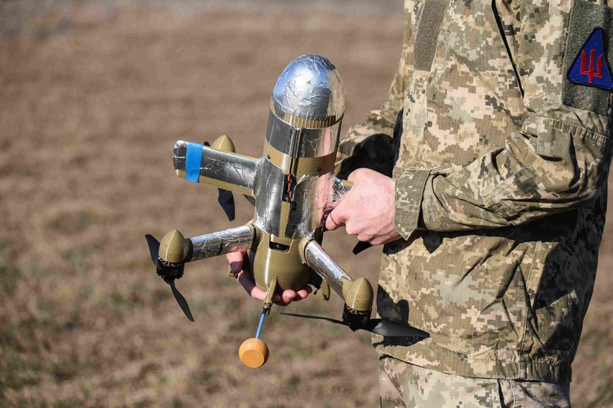 Un soldat ukrainien muni d'un drone intercepteur.