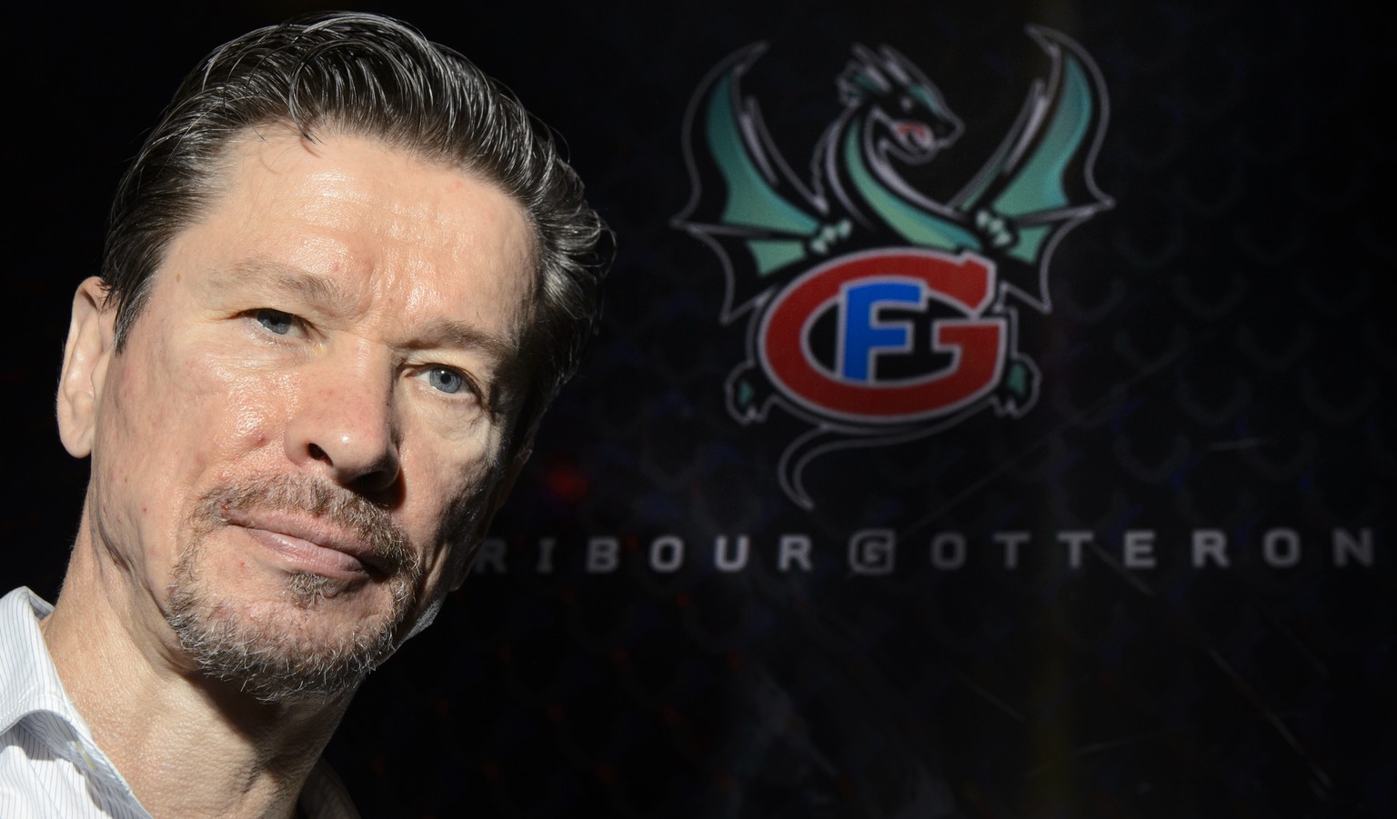 Slava Bykov, membre du Conseil d&#039;Administration du HC Fribourg-Gotteron, pose devant le nouveau logo lors de la traditionnelle conference de presse d&#039;avant saison du HC Fribourg-Gotteron ce  ...