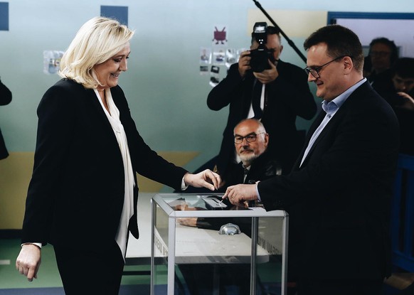 La candidate Marine Le Pen est allée glisser son bulletin au bureau de vote d'Henin-Beaumont.