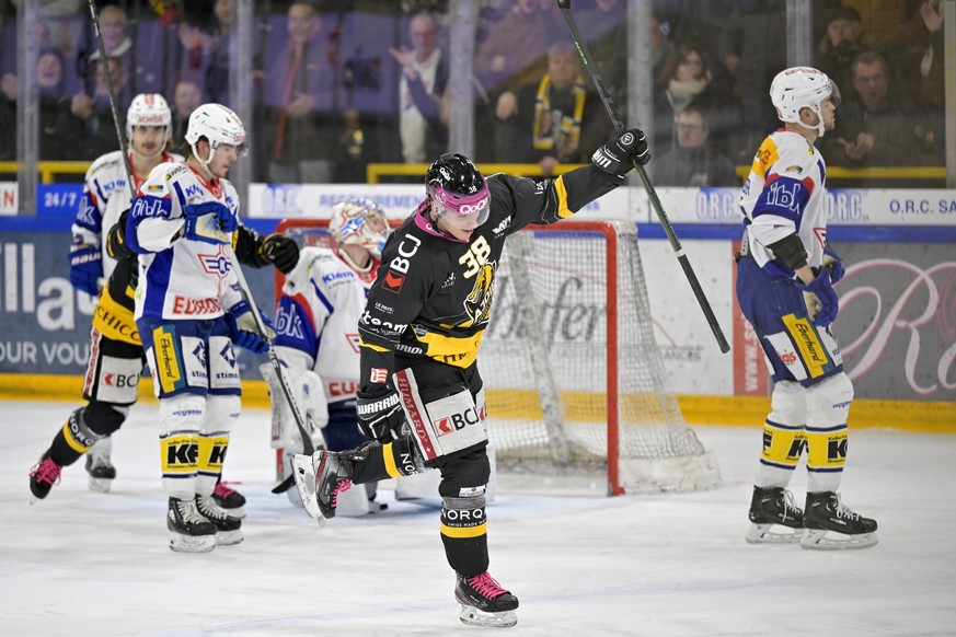 Ajoies Guillaume Asselin, vorne, freut sich ueber sein 2:0 beim Eishockey-Qualifikationsspiel der National League zwischen dem HC Ajoie und dem EHC Kloten in der Raiffeisen Arena in Porrentruy, am Die ...
