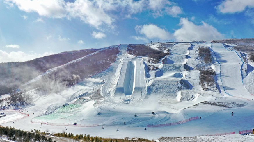 Olympia 2022 in Peking, Sportstätte Chongli Wanlong Ski Resort (191218) -- CHONGLI, Dec. 18, 2019 -- An aerial photo taken with a drone on Dec. 11, 2019 shows Genting Snow Park in Chongli, north China ...