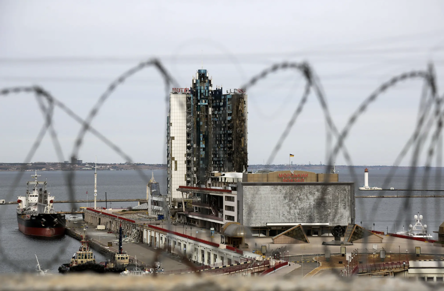 Péché de construction de l&#039;époque soviétique : l&#039;hôtel Odessa sur le port, bombardé par les Russes.