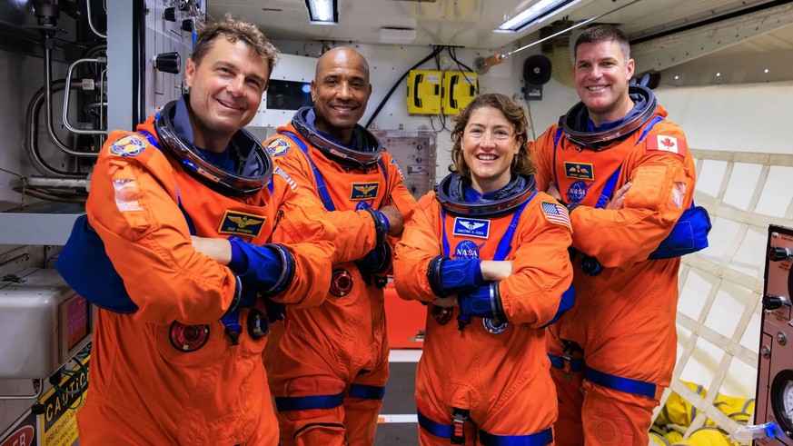 Les astronautes Reid Wiseman, Victor Glover, Christina Koch et Jeremy Hansen (de gauche à droite) doivent effectuer un vol autour de la Lune à bord de la capsule spatiale Orion.