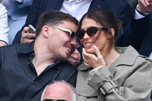 Antoine Dupont et Iris Mittenaere à Roland Garros le 8 juin 2025.