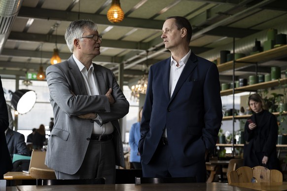 Roland A. Mueller, Direktor SAV, und Vincent Simon, Stv. Leiter des Bueros Genf und Projektleiter Finanzen &amp; Steuern, rechts, sprechen nach den Hochrechnungen der Abstimmungen, beim Versammlungsor ...