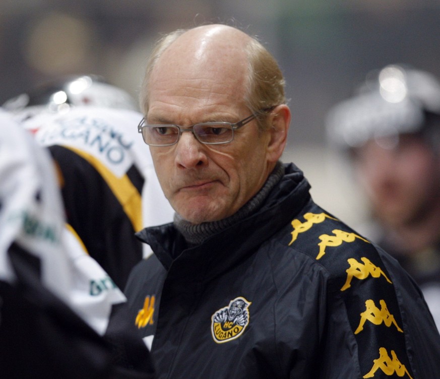 Ein unzufriedener Lugano Coach John Slettvoll im Eishockey Meisterschaftsspiel der National League A zwischen dem HC Lugano und dem HC Davos vom Freitag, 1. Februar 2008 in Lugano. (KEYSTONE/Photopres ...