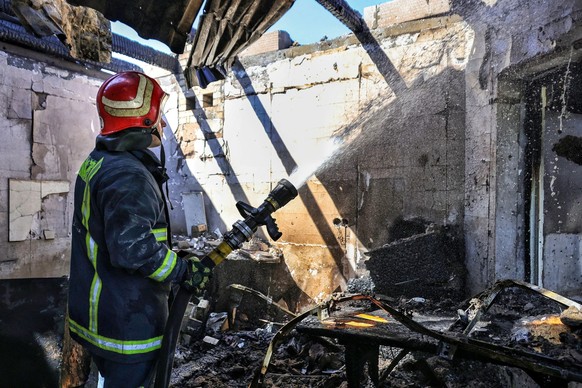 Opérations d'extinction dans une maison incendiée à Odessa.