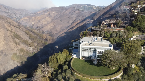 Alors que la maison de Tom Hanks, composée de quatre chambres et de cinq salles de bains, semble intacte, l'immense manoir à flanc de falaise juste au-dessus a été détruit.