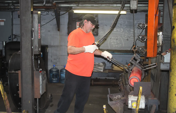 Contrôle qualité à l'usine de Scranton: un employé de General Dynamics vérifie la masse d'un projectile durci.