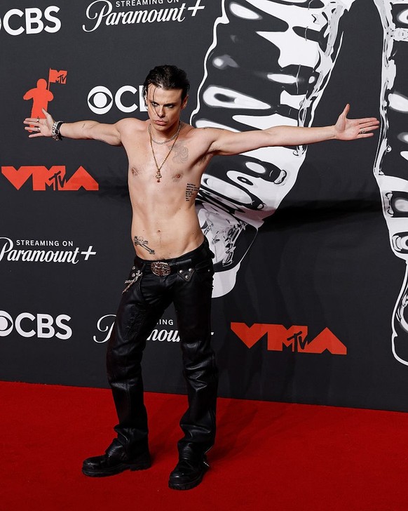 ELMONT, NEW YORK - SEPTEMBER 07: Yungblud attends the 2025 MTV Video Music Awards at UBS Arena on September 07, 2025 in Elmont, New York. (Photo by Taylor Hill/WireImage)