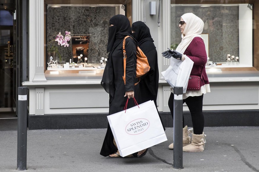 Asma, Touristin aus Riad, Saudi-Arabien, mit Niqab, und ihre Freundinnen auf Shopping Tour, am Sonntag, 9. Oktober 2016, in Interlaken. (KEYSTONE/Peter Klaunzer)