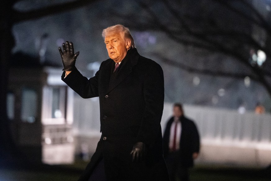 epa12673139 US President Donald Trump walks on the South Lawn of the White House after disembarking from Marine One in Washington, DC, USA, 22 January 2026. EPA/Francis Chung / POOL