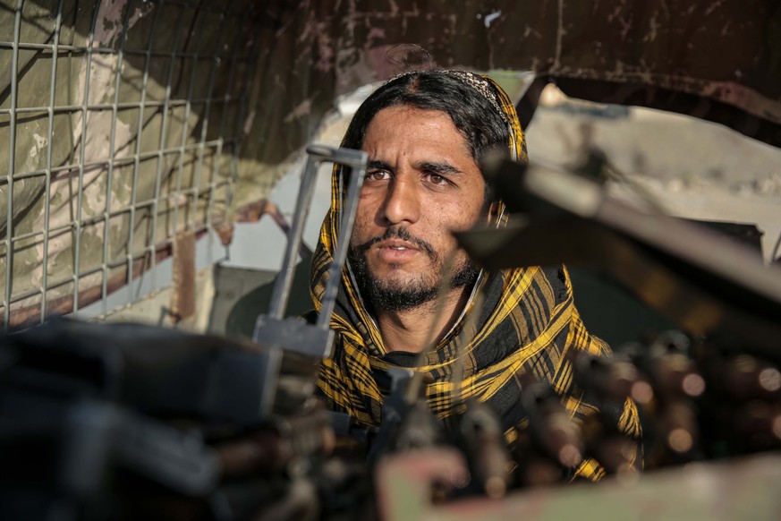 KEYPIX - epa12783194 A Taliban security official stands guard at a checkpoint near the Pakistan-Afghanistan border in Toorkham, Afghanistan, 28 February 2026. Afghanistan has requested dialogue with P ...