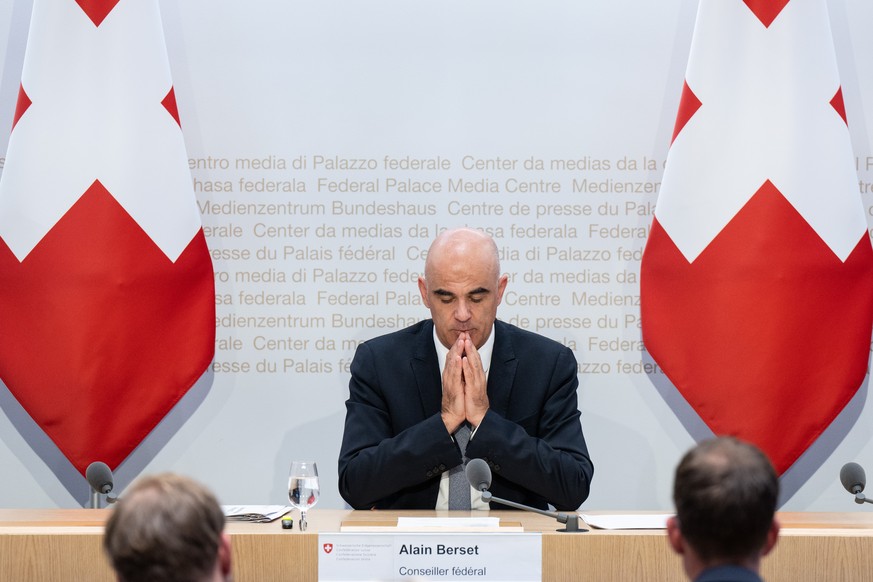 Bundesrat Alain Berset gibt an einer Medienkonferenz die Erhoehung der Krankenkassenpraemien f�r das Jahr 2023 bekannt, am Dienstag, 27. September 2022, in Bern. (KEYSTONE/Peter Schneider)