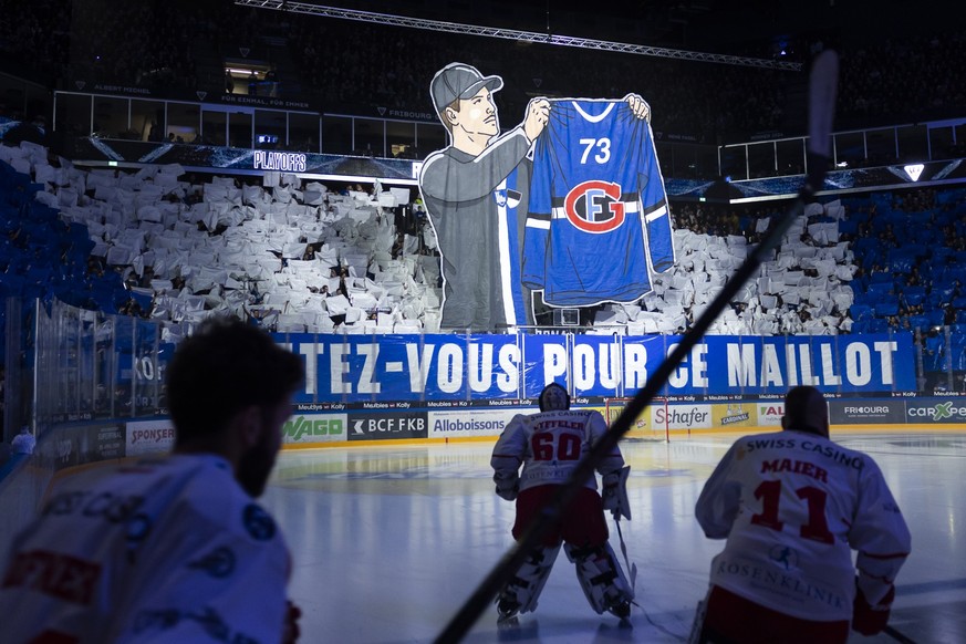 Die Choreographie der Fribourg Fans waehrend die Rapperswil's Spieler auf's Eis kommen, vor dem ersten Playoff-Viertelfinalspiel der National League zwischen dem HC Fribourg Gotteron und SC  ...